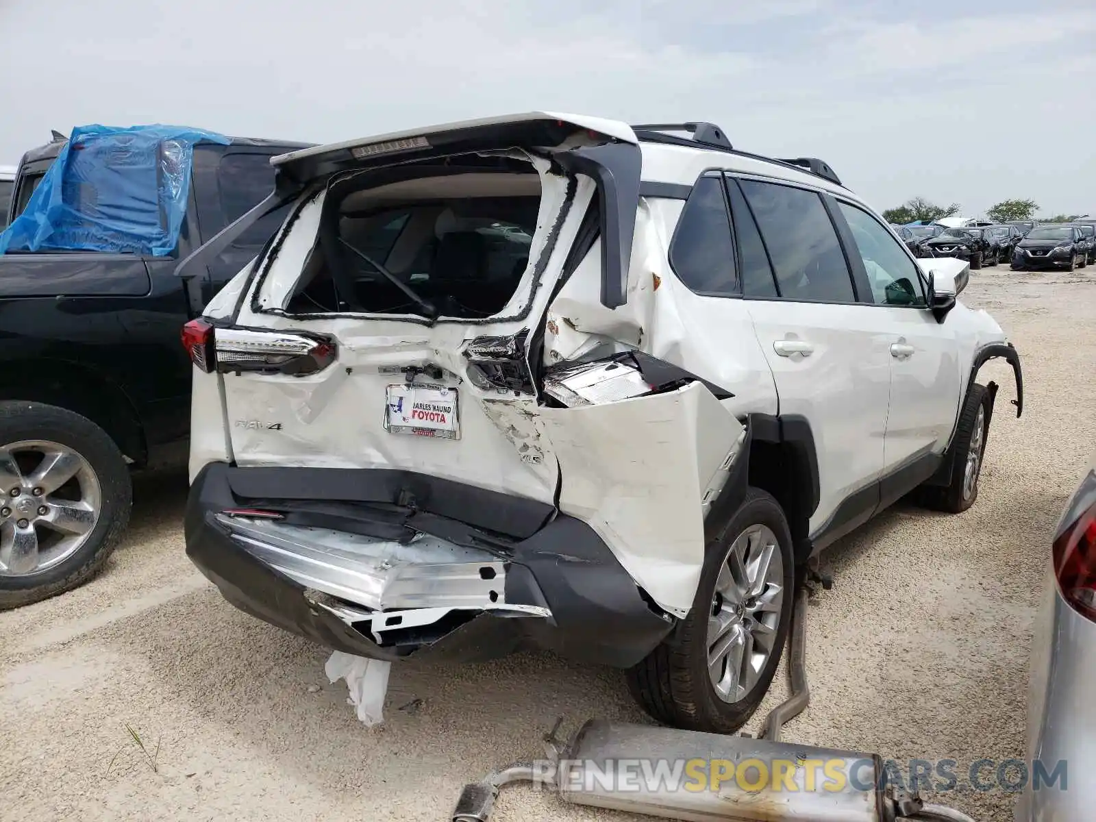 4 Photograph of a damaged car 2T3C1RFV0MW152105 TOYOTA RAV4 2021