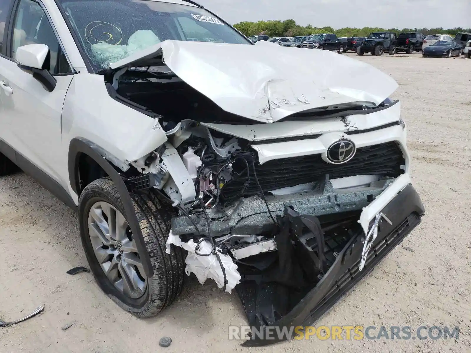 9 Photograph of a damaged car 2T3C1RFV0MW152105 TOYOTA RAV4 2021