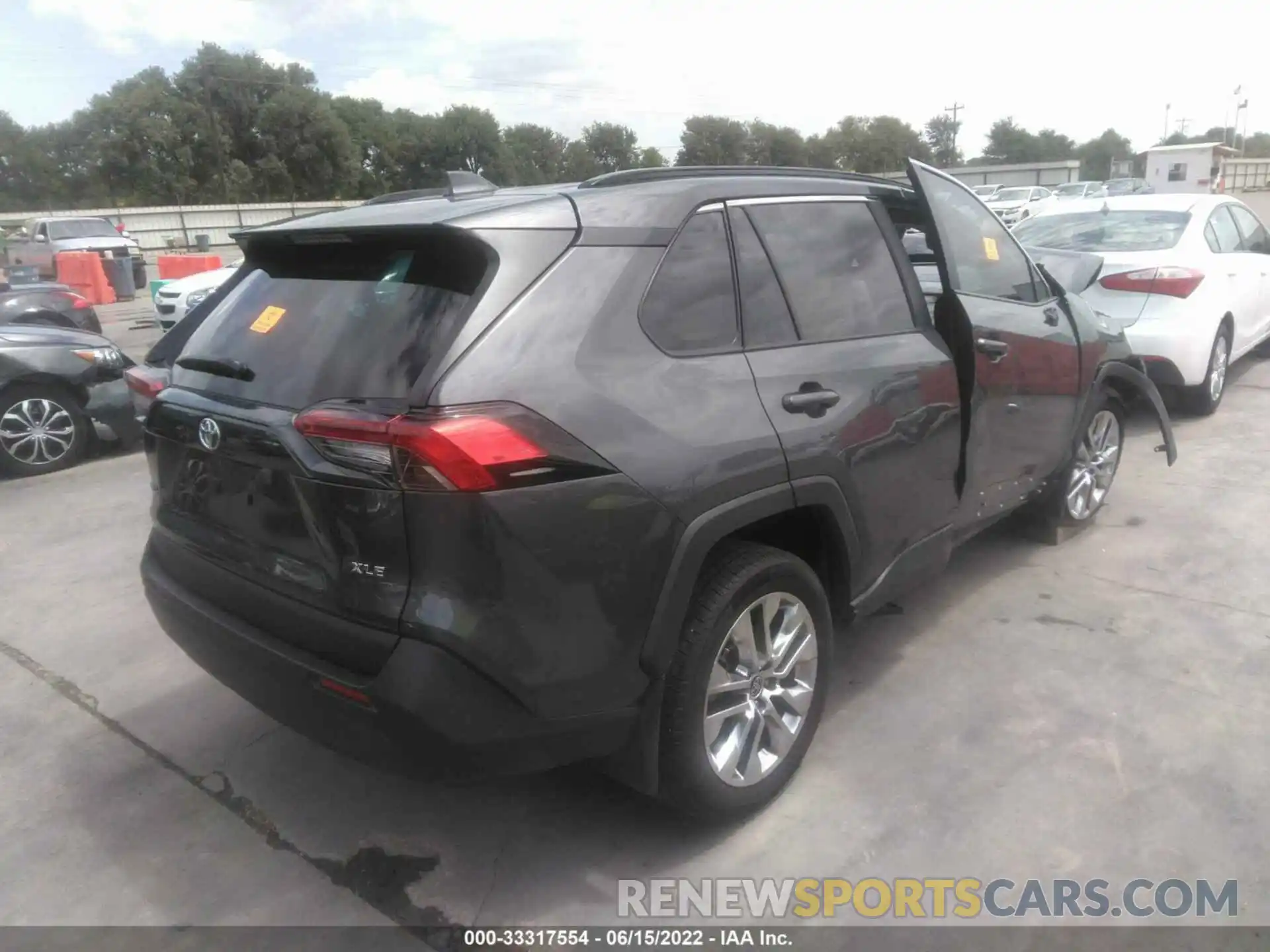 4 Photograph of a damaged car 2T3C1RFV0MW155005 TOYOTA RAV4 2021