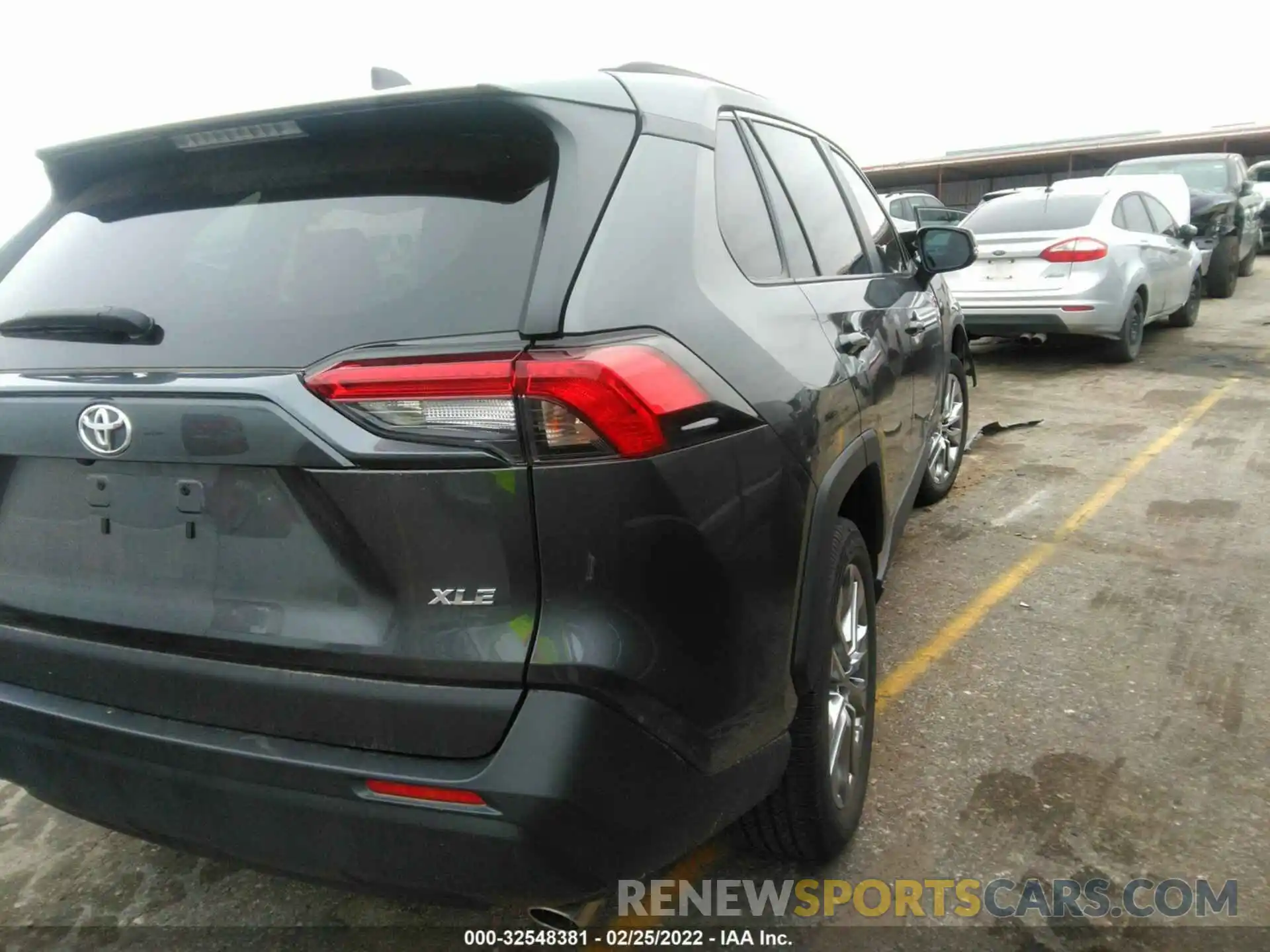 4 Photograph of a damaged car 2T3C1RFV4MC106598 TOYOTA RAV4 2021