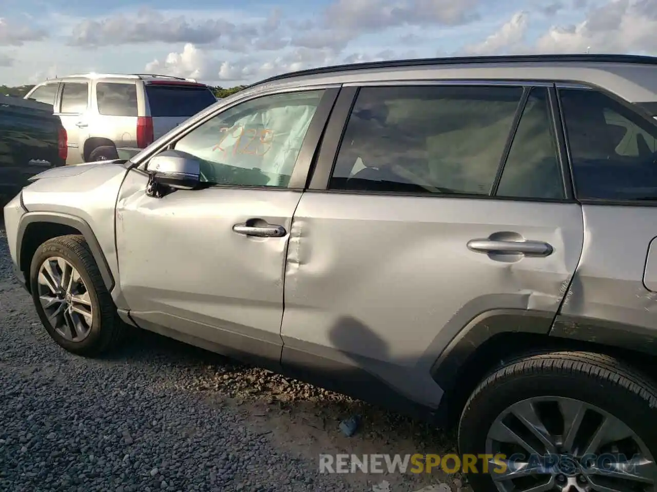 9 Photograph of a damaged car 2T3C1RFV5MW170180 TOYOTA RAV4 2021