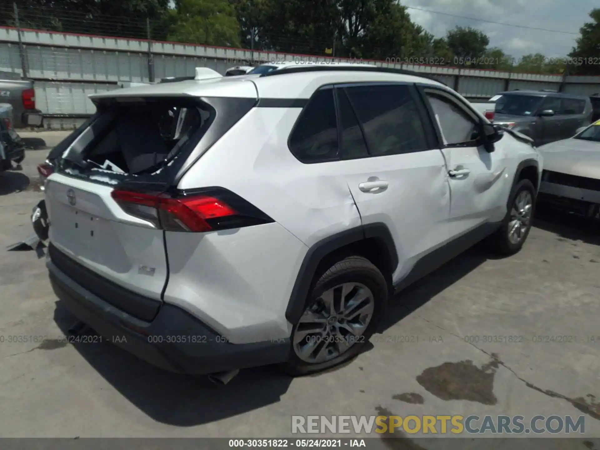 4 Photograph of a damaged car 2T3C1RFV8MW112810 TOYOTA RAV4 2021