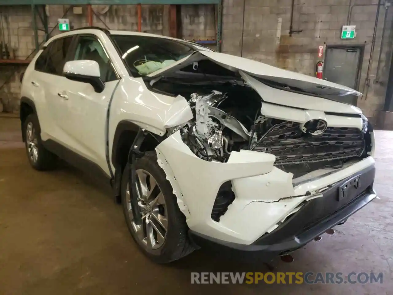 1 Photograph of a damaged car 2T3D1RFV2MW151591 TOYOTA RAV4 2021