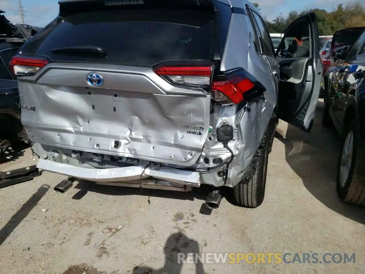 9 Photograph of a damaged car 2T3D6RFV0MW014537 TOYOTA RAV4 2021