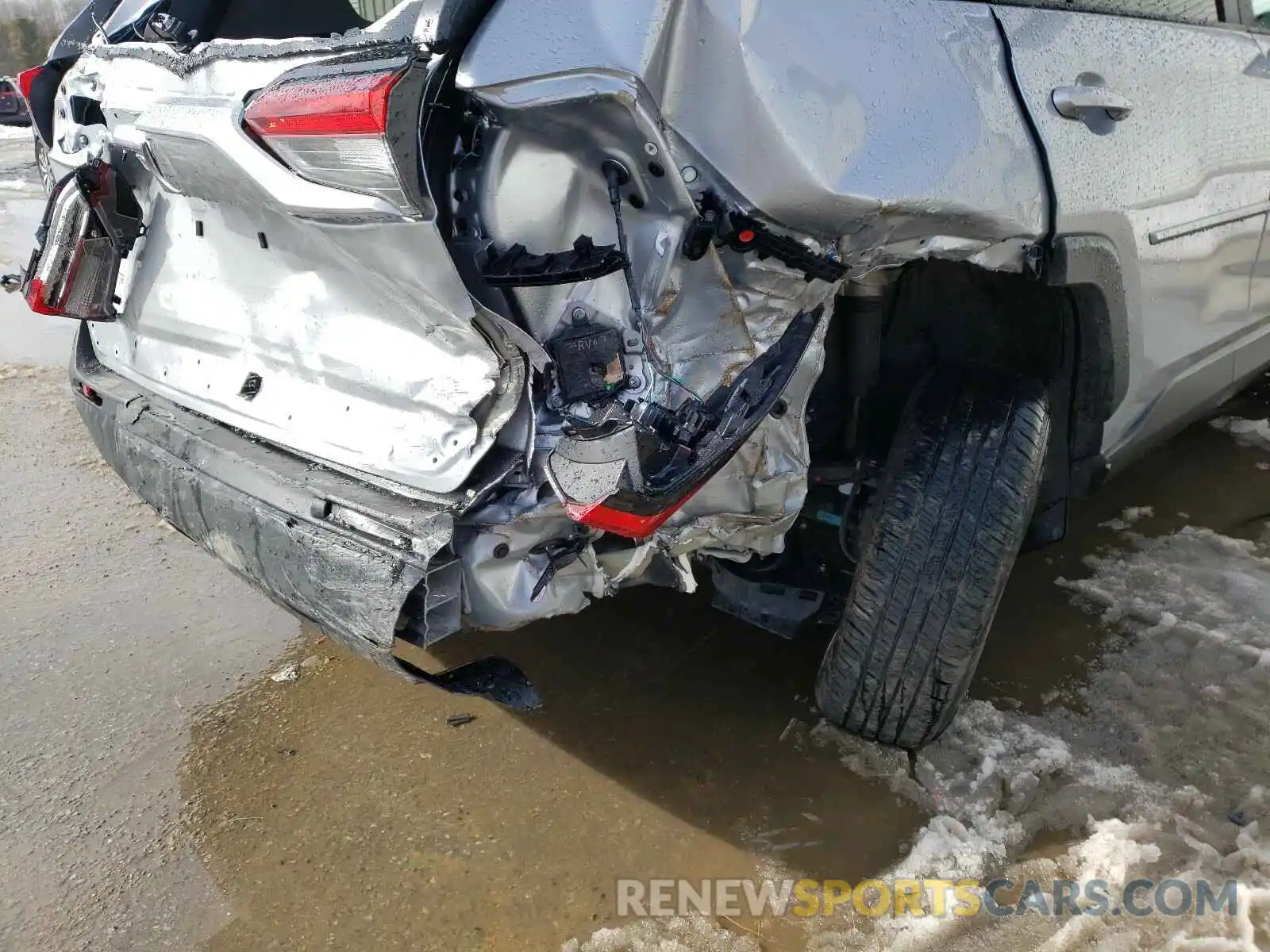 9 Photograph of a damaged car 2T3G1RFV2MW154990 TOYOTA RAV4 2021