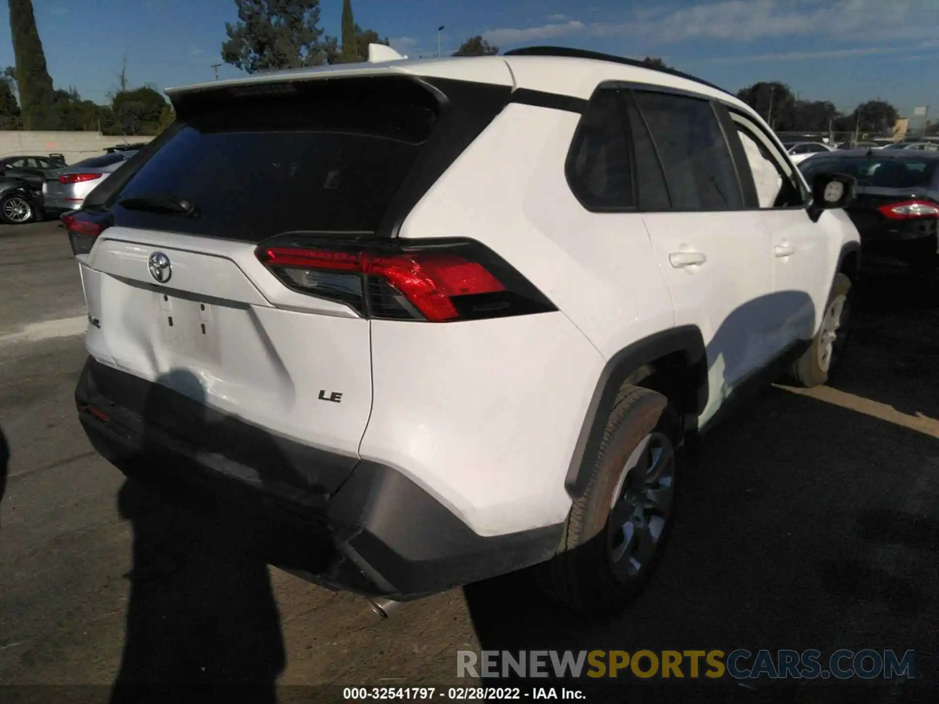 4 Photograph of a damaged car 2T3H1RFV0MC113568 TOYOTA RAV4 2021