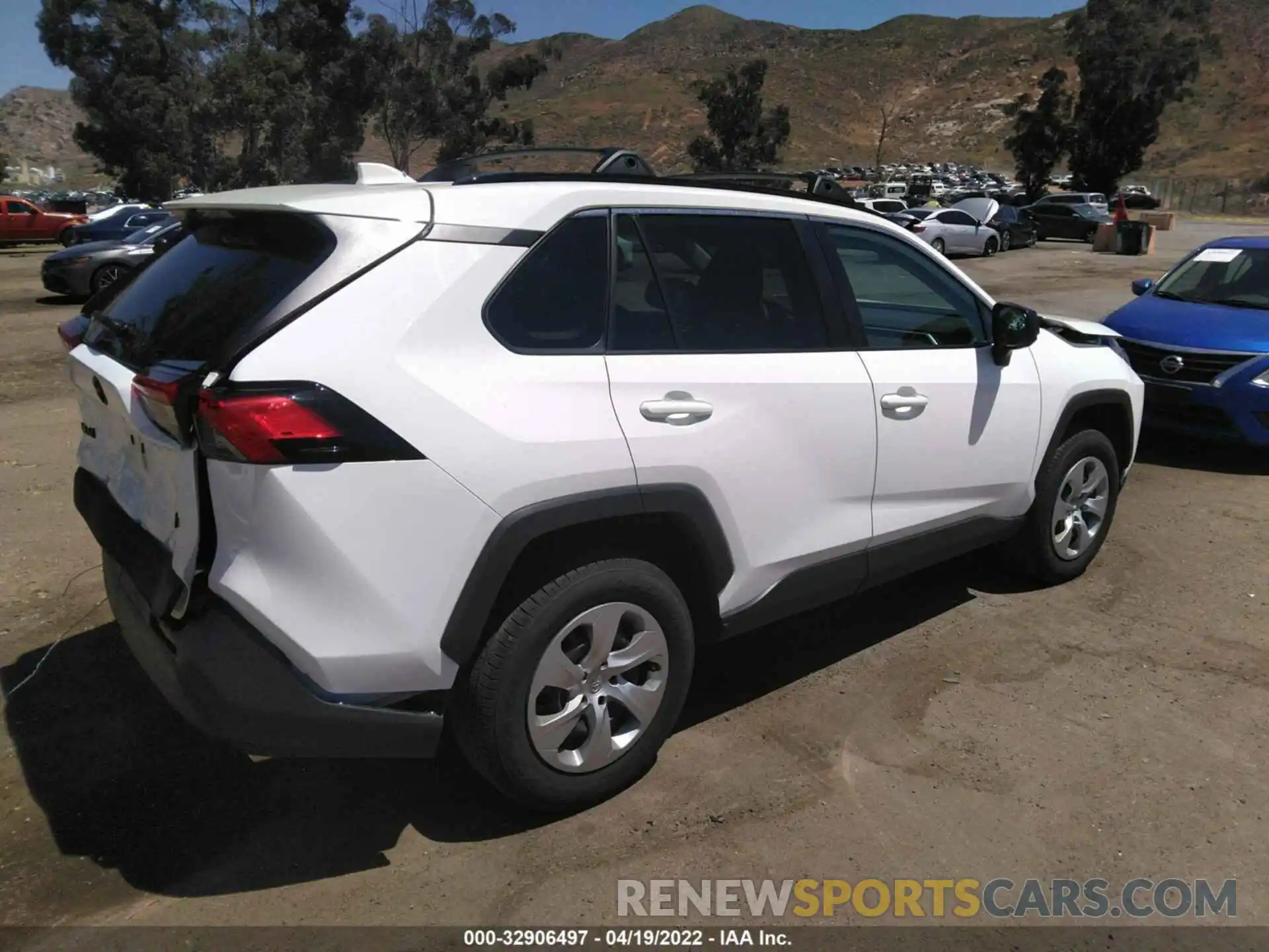 4 Photograph of a damaged car 2T3H1RFV0MC124070 TOYOTA RAV4 2021