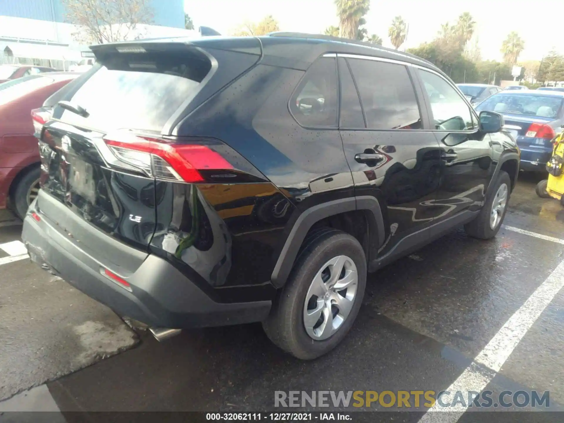 4 Photograph of a damaged car 2T3H1RFV1MW150062 TOYOTA RAV4 2021