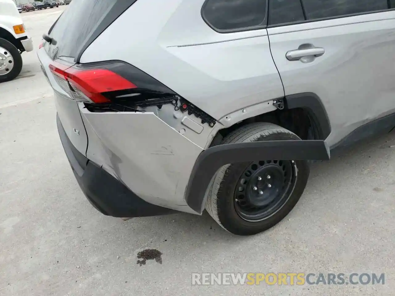 9 Photograph of a damaged car 2T3H1RFV2MC105181 TOYOTA RAV4 2021