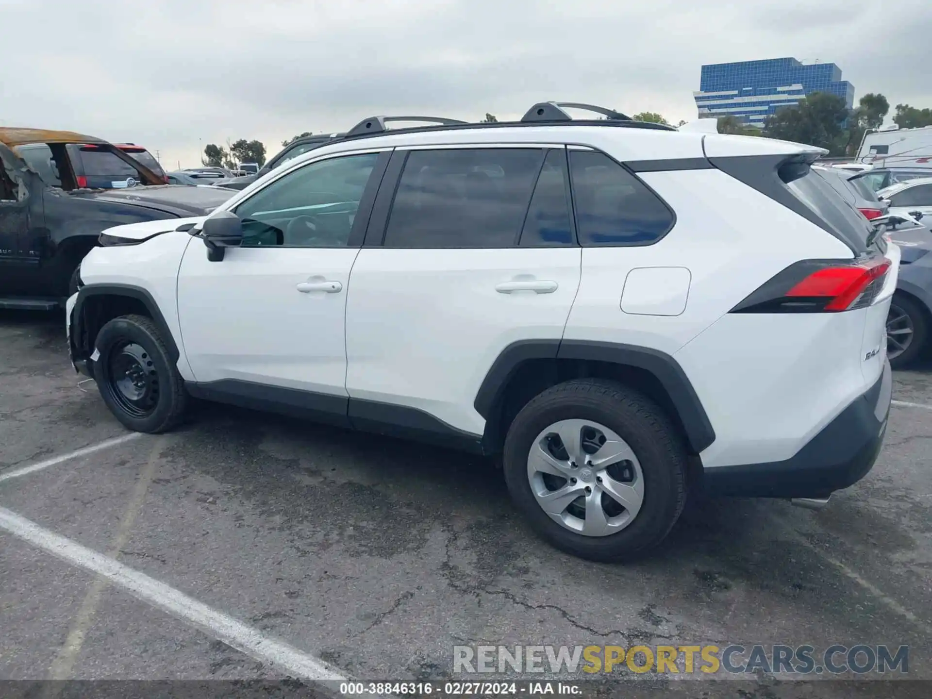 15 Photograph of a damaged car 2T3H1RFV2MC135720 TOYOTA RAV4 2021