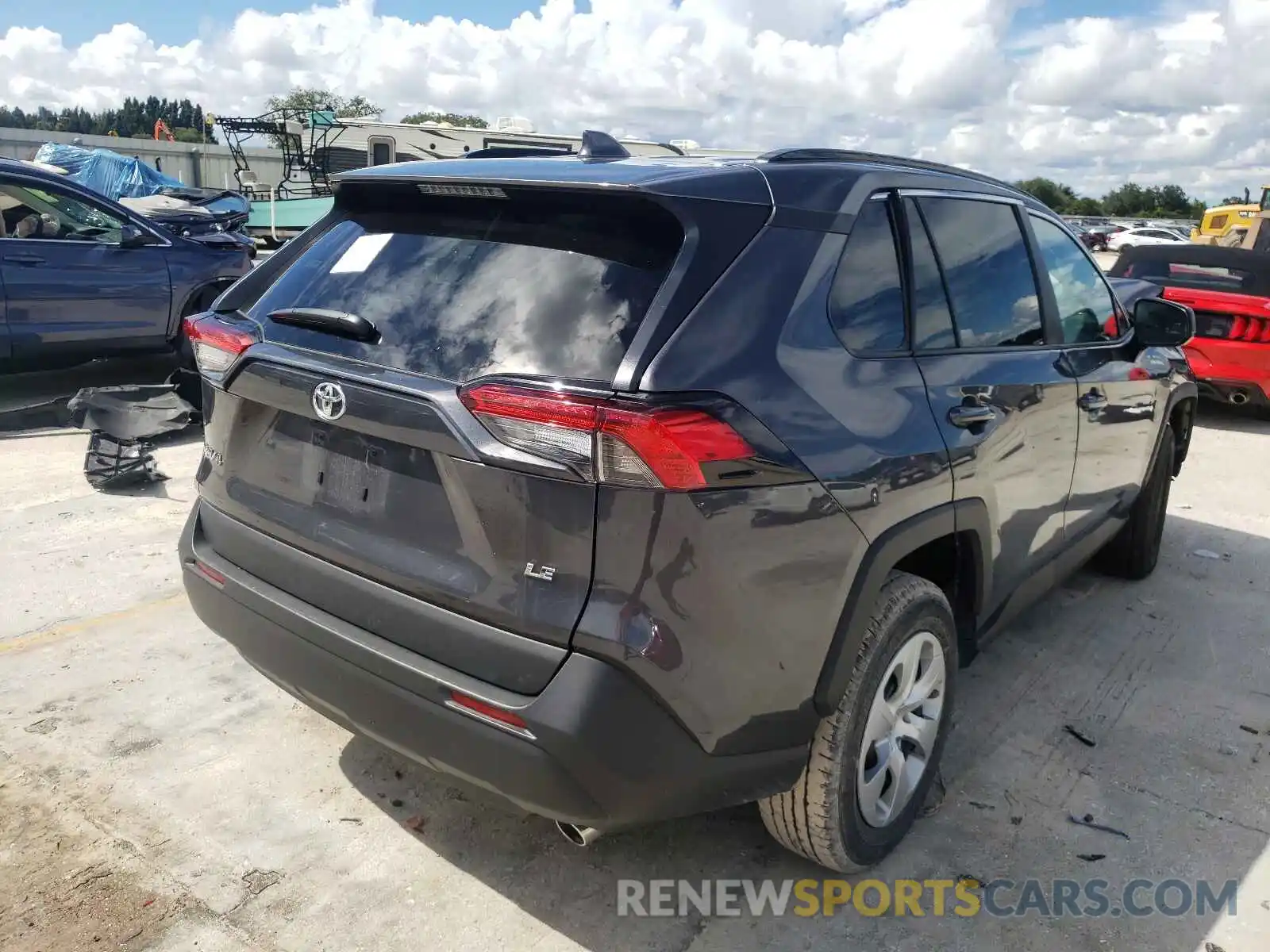 4 Photograph of a damaged car 2T3H1RFV2MW135070 TOYOTA RAV4 2021