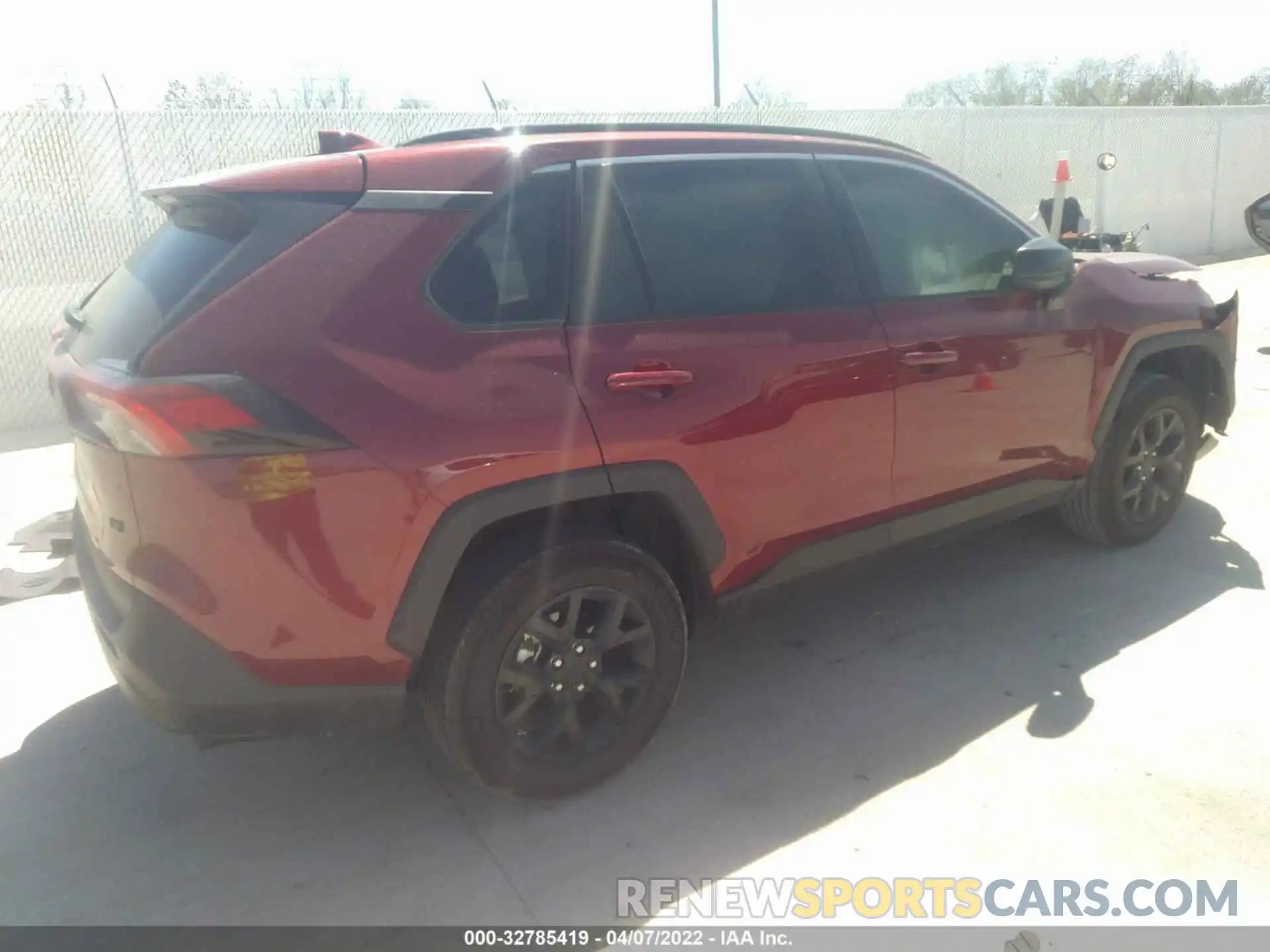 4 Photograph of a damaged car 2T3H1RFV3MW175822 TOYOTA RAV4 2021