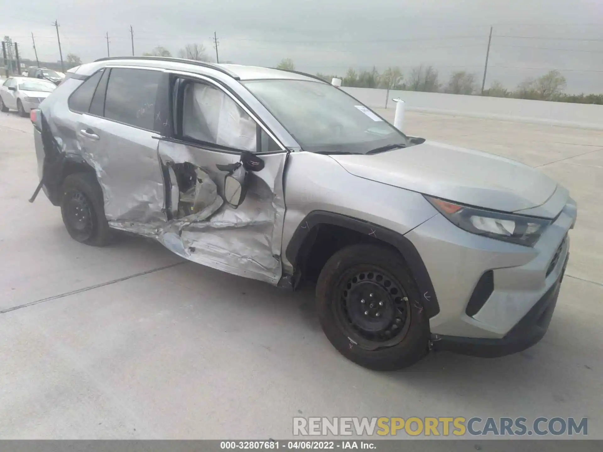 1 Photograph of a damaged car 2T3H1RFV4MC123228 TOYOTA RAV4 2021