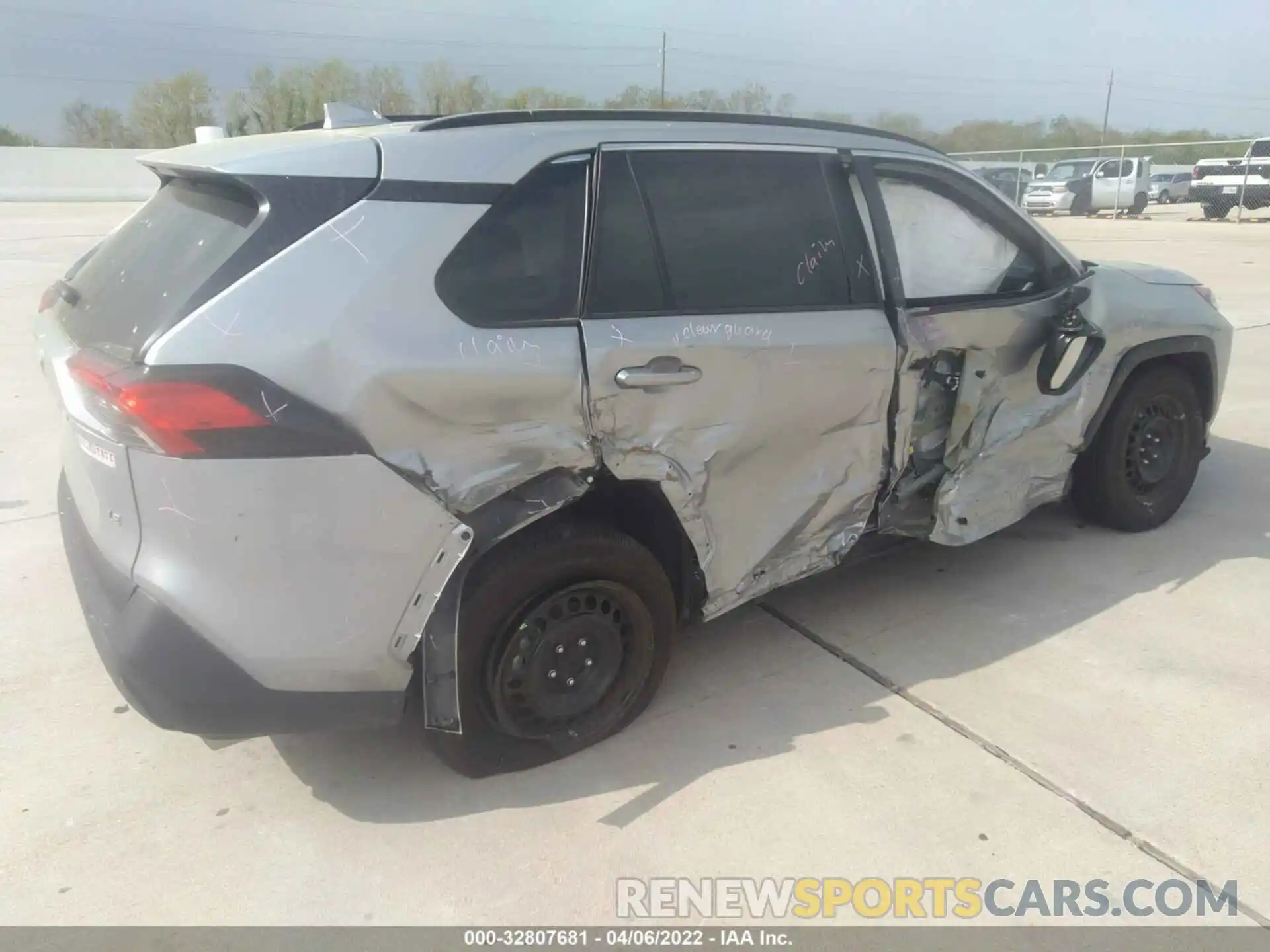 4 Photograph of a damaged car 2T3H1RFV4MC123228 TOYOTA RAV4 2021