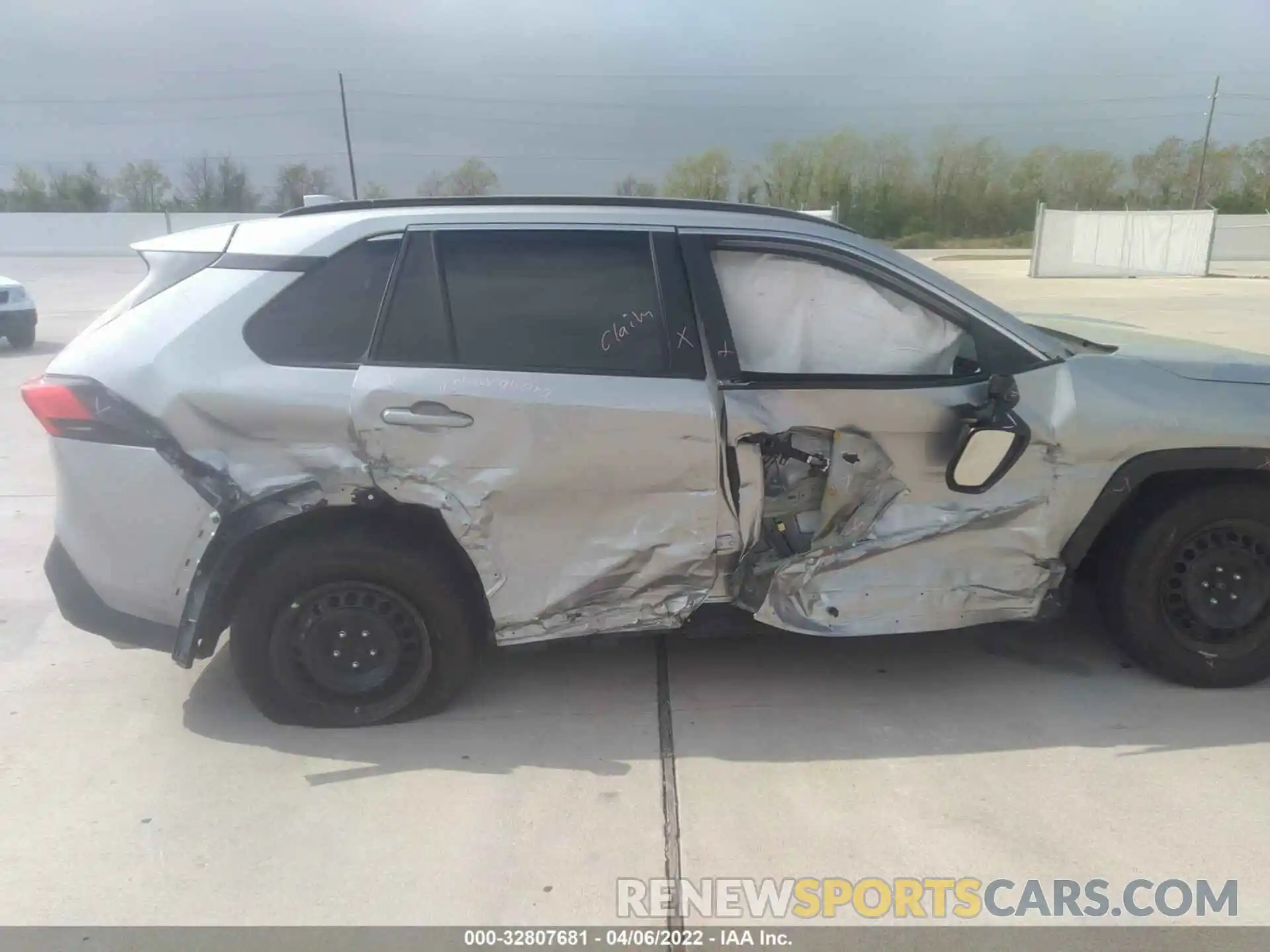 6 Photograph of a damaged car 2T3H1RFV4MC123228 TOYOTA RAV4 2021