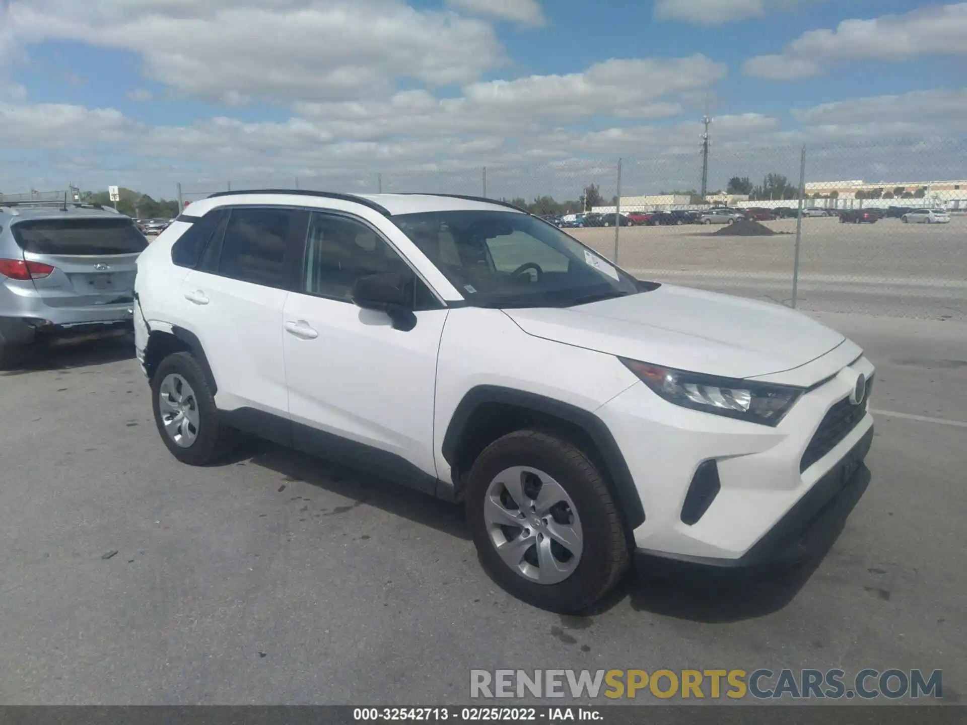 1 Photograph of a damaged car 2T3H1RFV5MC123979 TOYOTA RAV4 2021