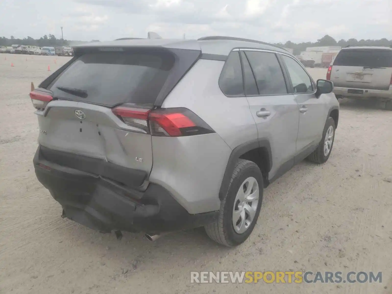 4 Photograph of a damaged car 2T3H1RFV5MW136357 TOYOTA RAV4 2021