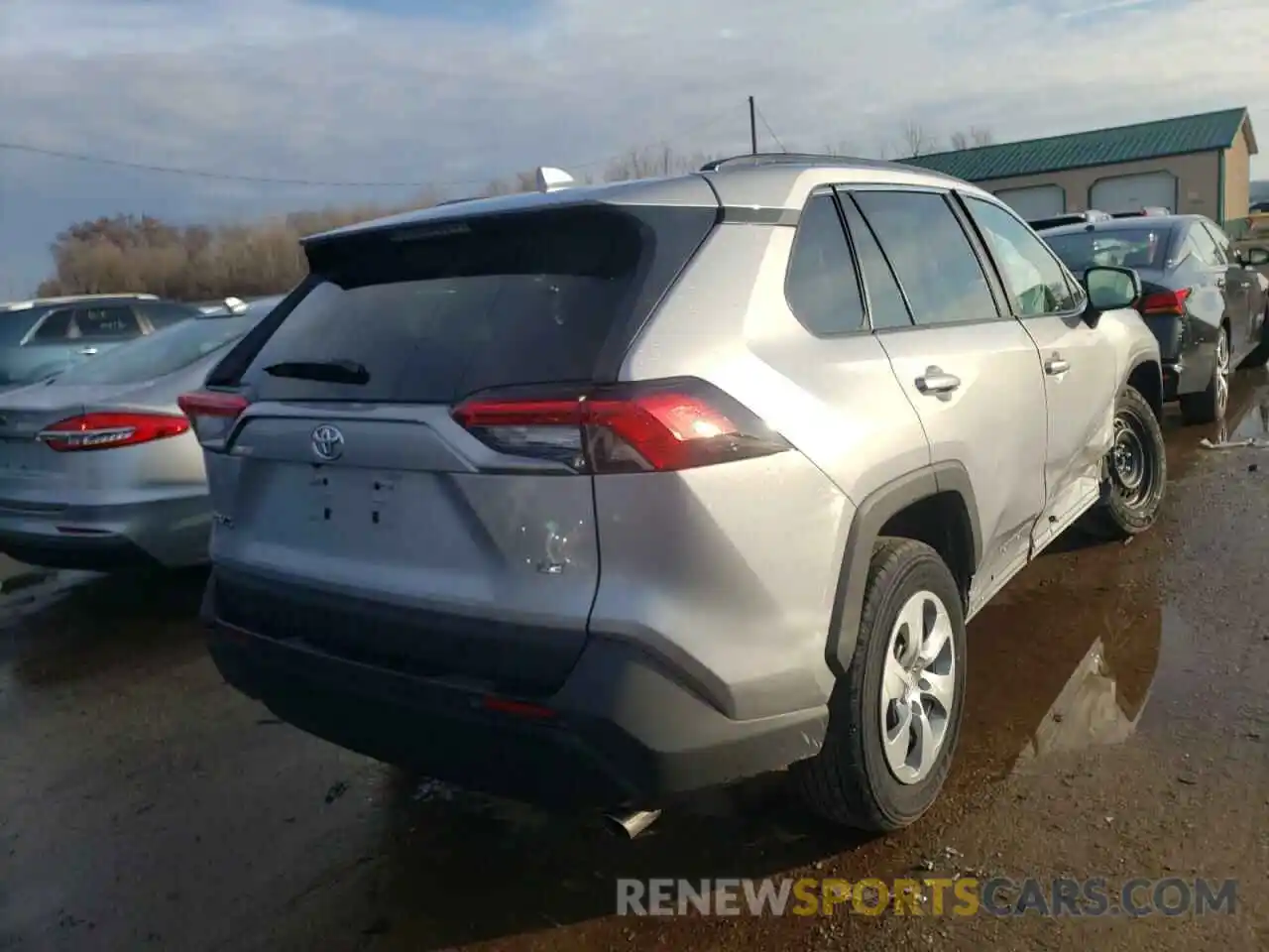 4 Photograph of a damaged car 2T3H1RFV6MW152602 TOYOTA RAV4 2021