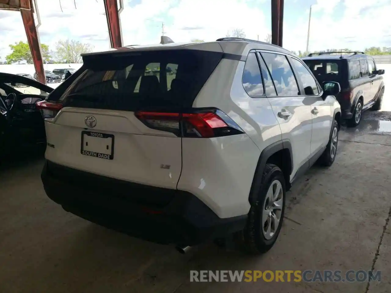 4 Photograph of a damaged car 2T3H1RFV8MC098060 TOYOTA RAV4 2021