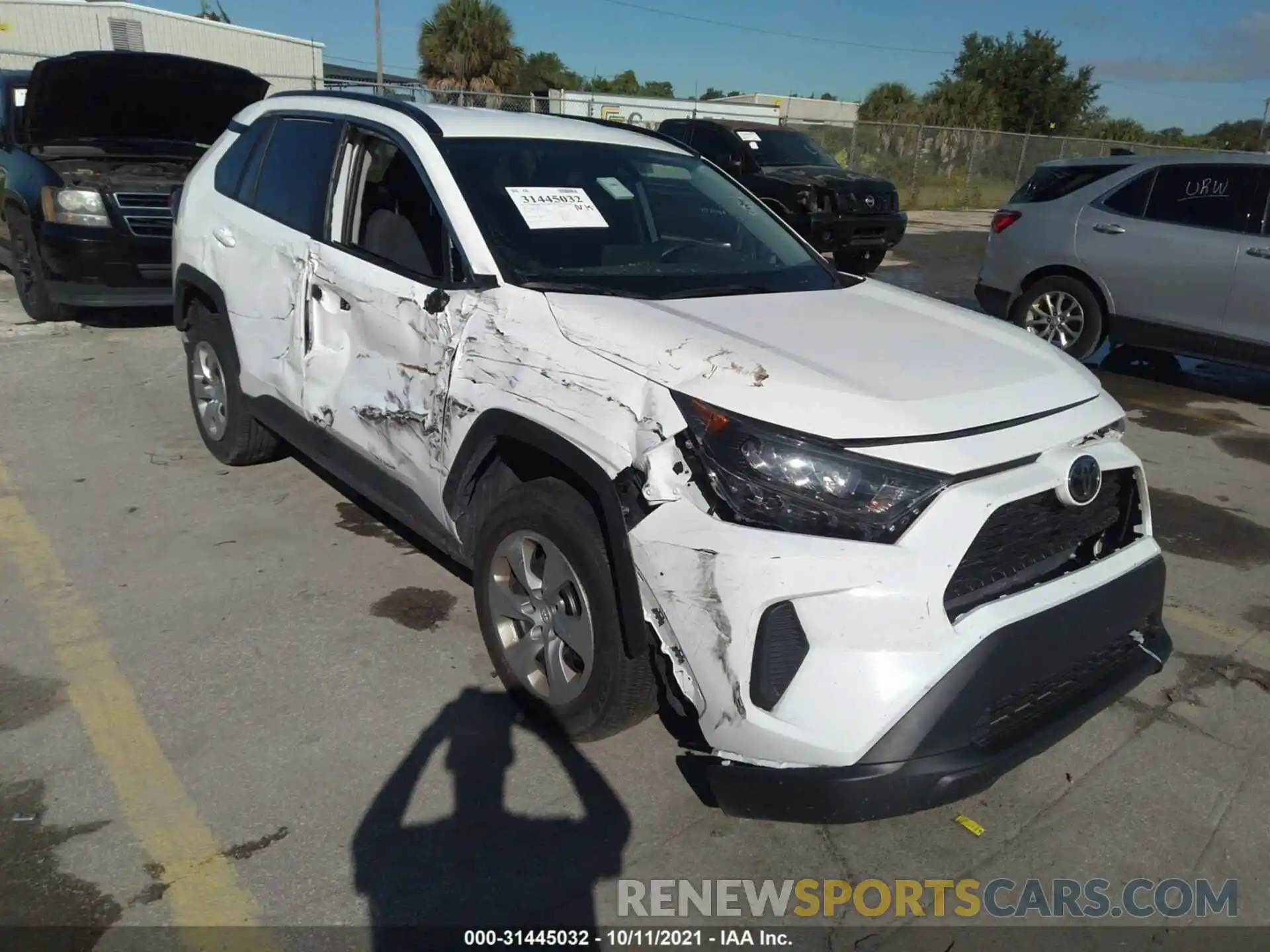 1 Photograph of a damaged car 2T3H1RFV8MW137552 TOYOTA RAV4 2021