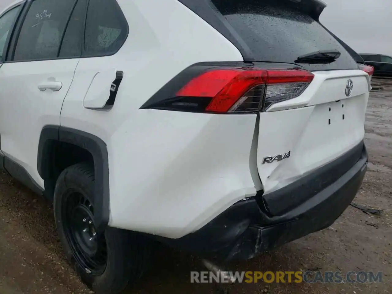 9 Photograph of a damaged car 2T3H1RFV8MW142198 TOYOTA RAV4 2021