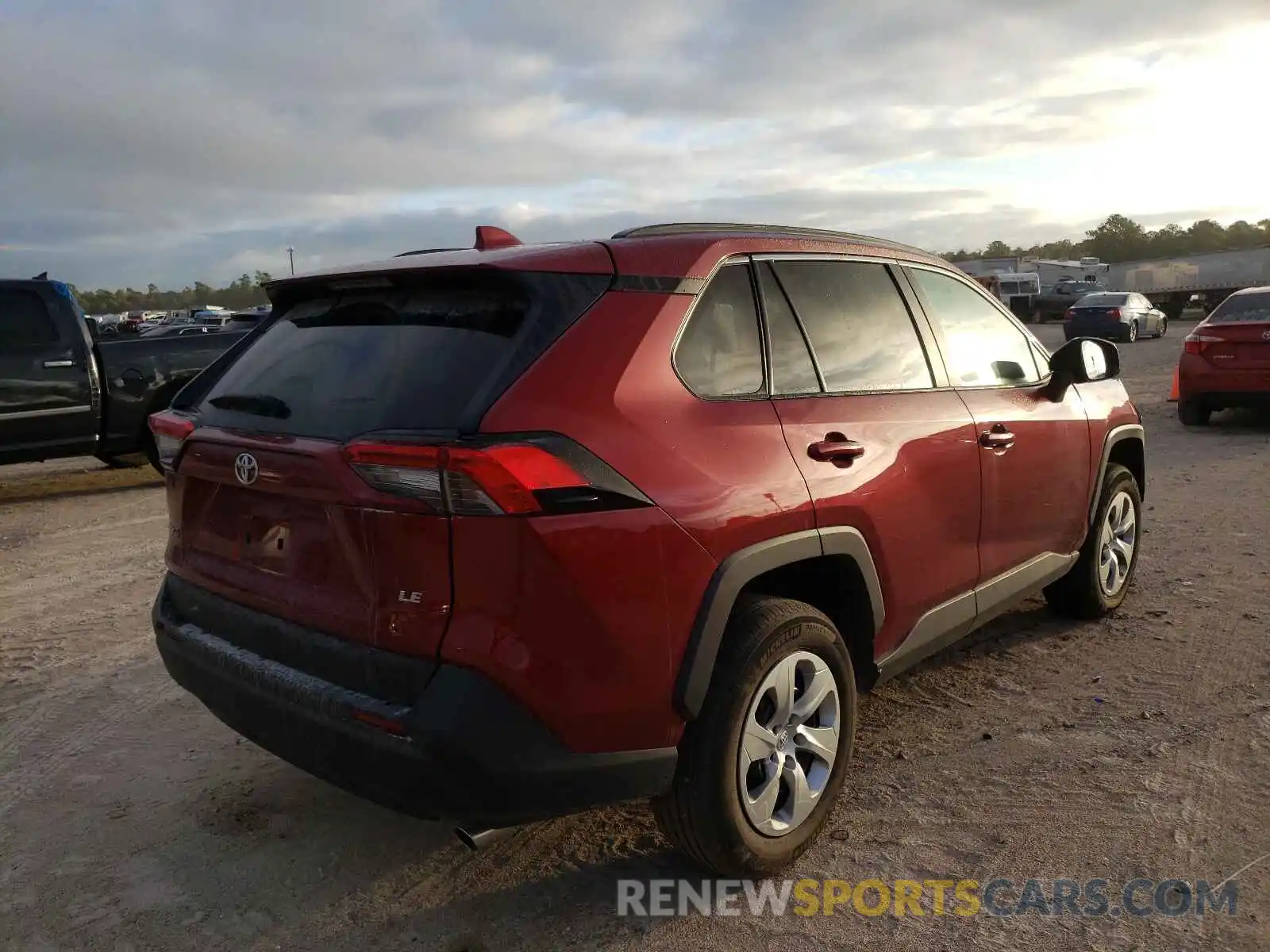 4 Photograph of a damaged car 2T3H1RFV8MW143870 TOYOTA RAV4 2021