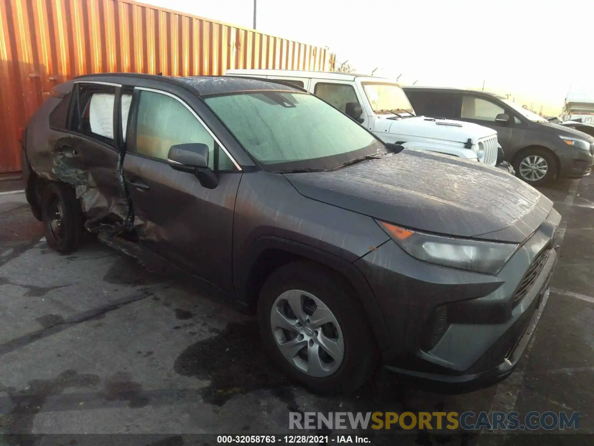 1 Photograph of a damaged car 2T3K1RFV5MC115676 TOYOTA RAV4 2021