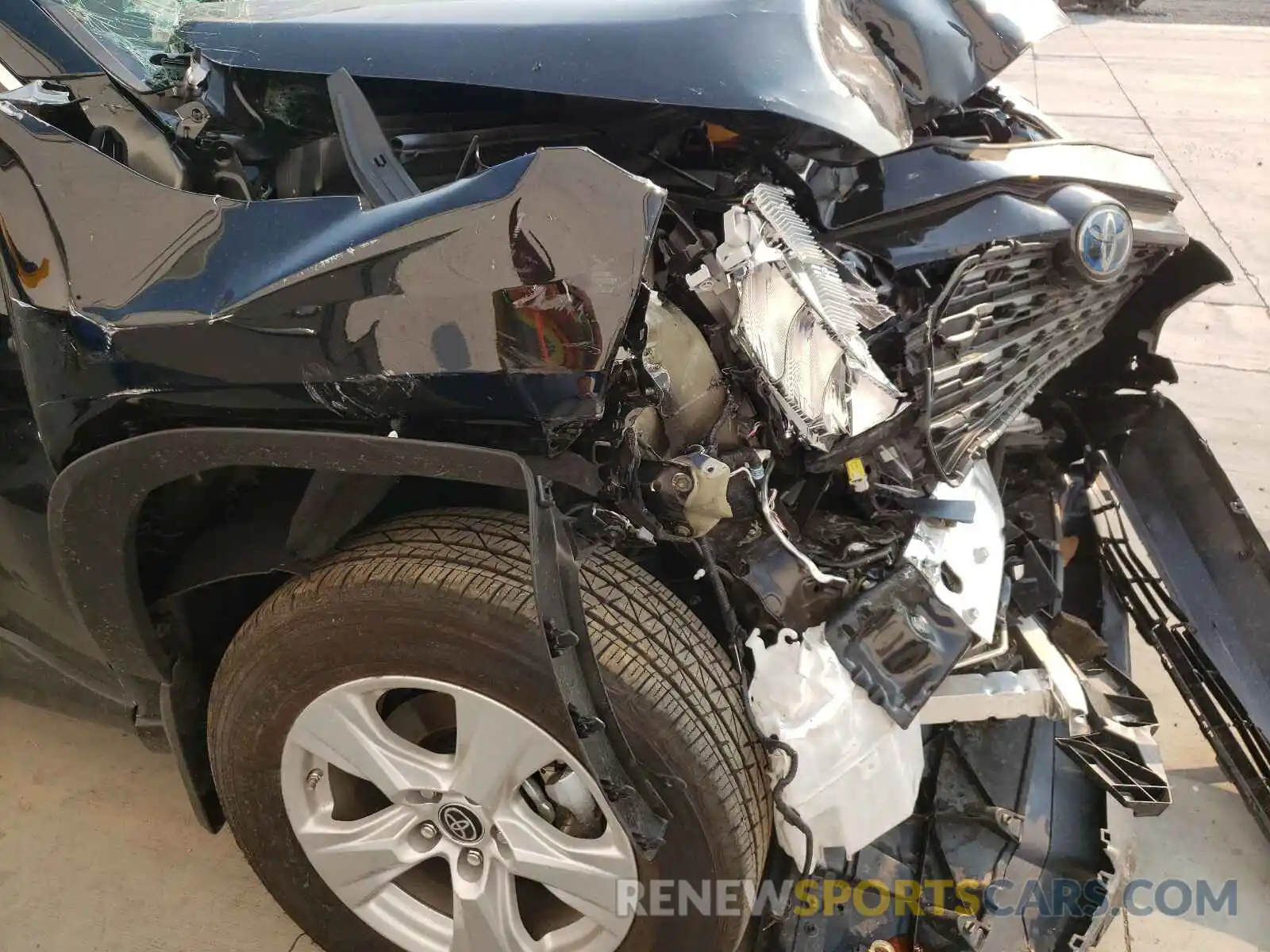 9 Photograph of a damaged car 2T3LWRFV8MW119659 TOYOTA RAV4 2021