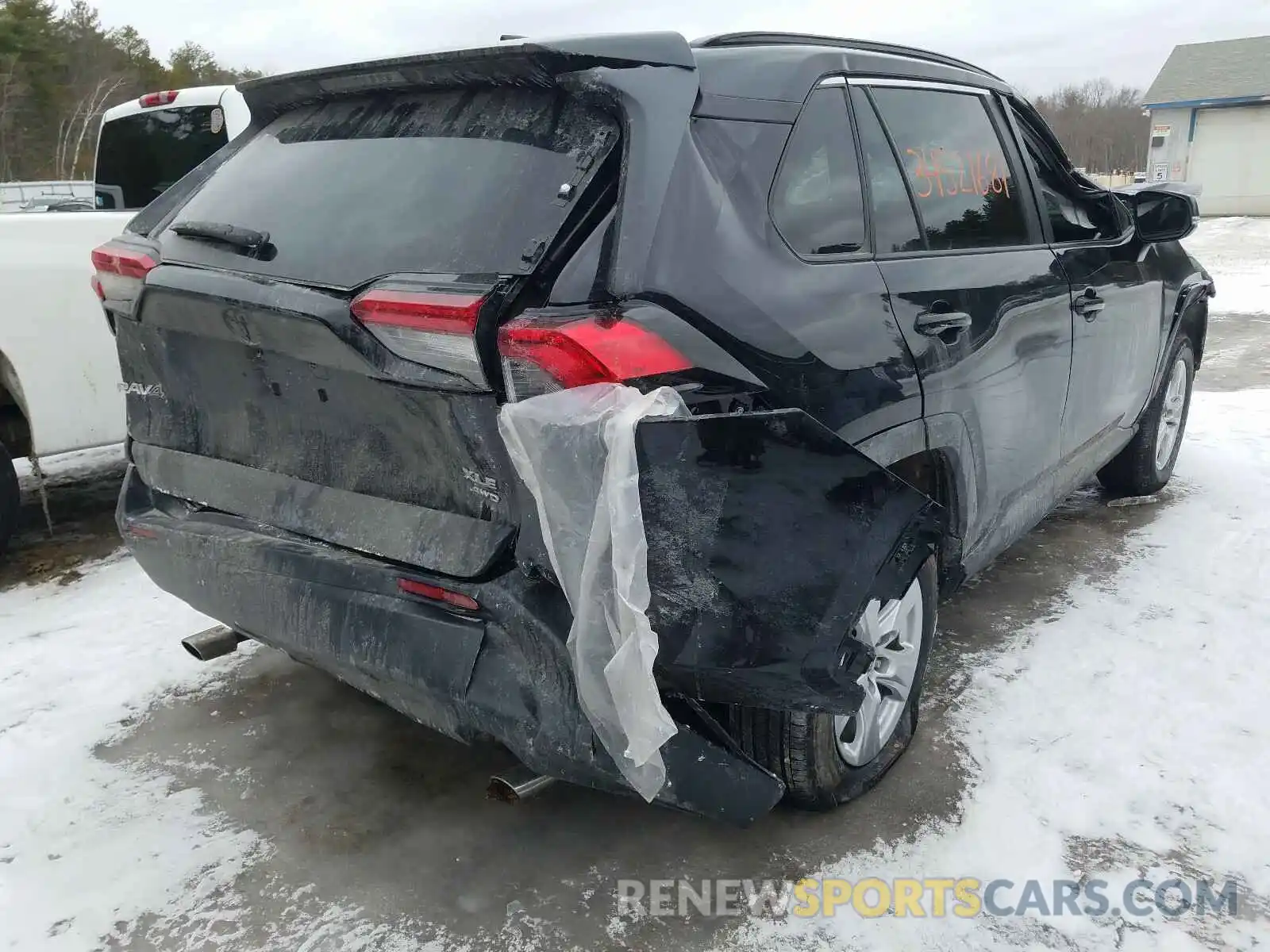 4 Photograph of a damaged car 2T3P1RFV0MW161646 TOYOTA RAV4 2021