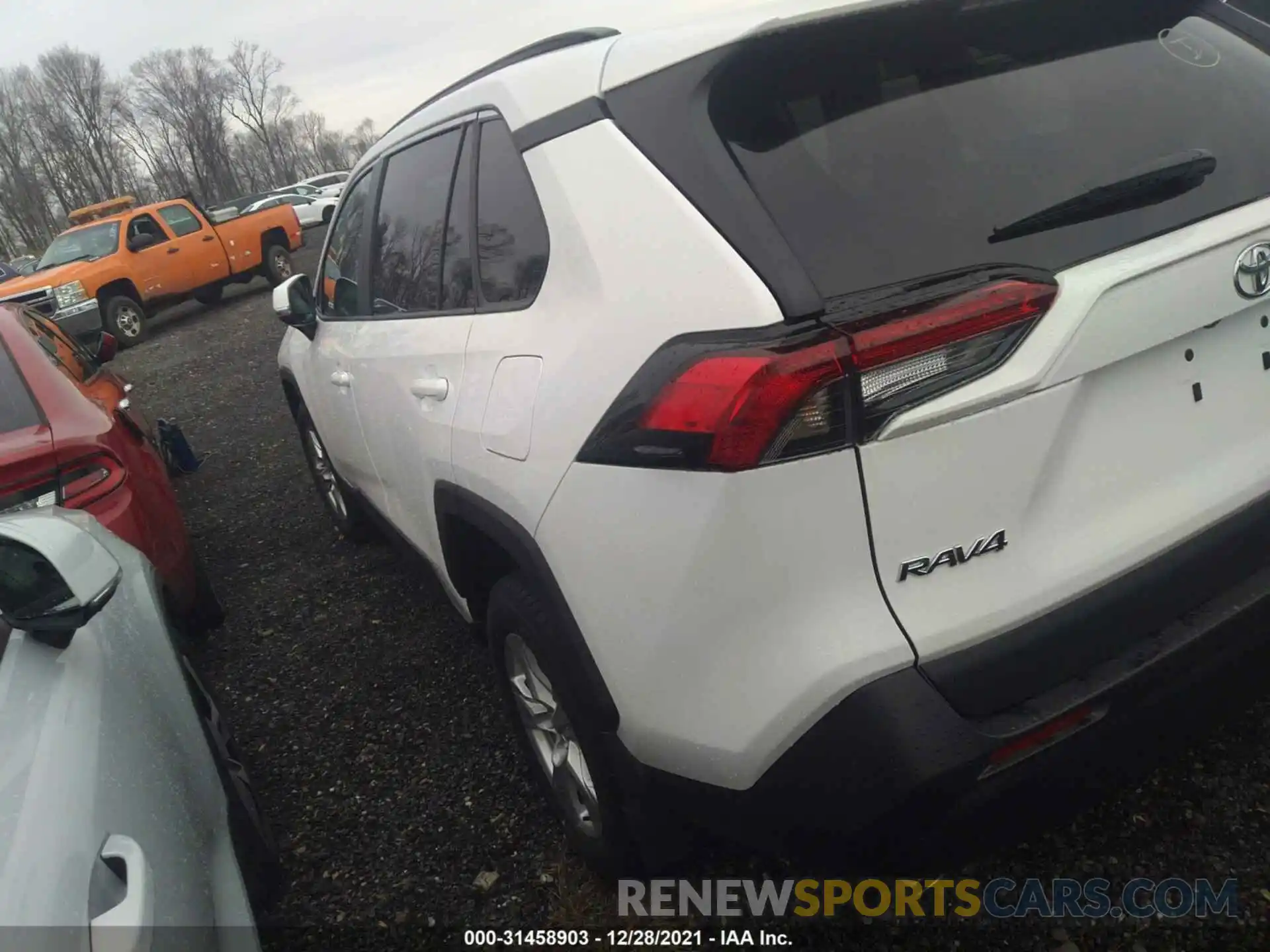 4 Photograph of a damaged car 2T3P1RFV0MW207315 TOYOTA RAV4 2021