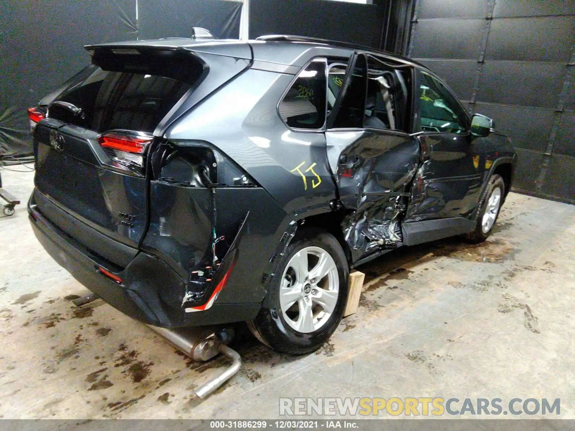 4 Photograph of a damaged car 2T3P1RFV1MW183493 TOYOTA RAV4 2021