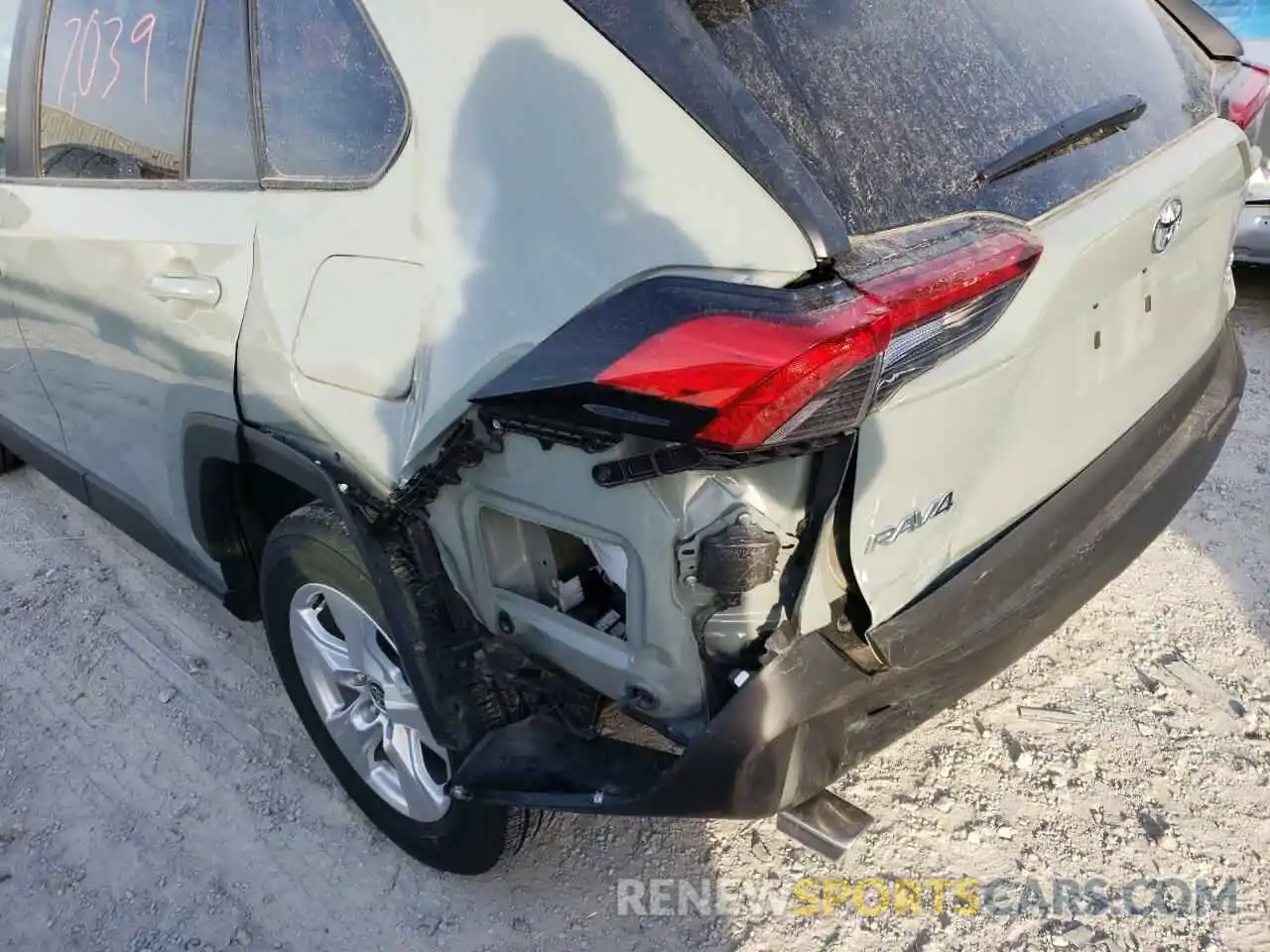 9 Photograph of a damaged car 2T3P1RFV2MW212614 TOYOTA RAV4 2021