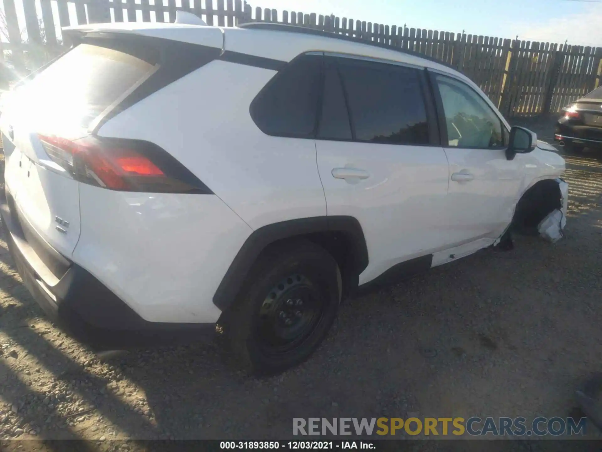 4 Photograph of a damaged car 2T3P1RFV5MC190318 TOYOTA RAV4 2021