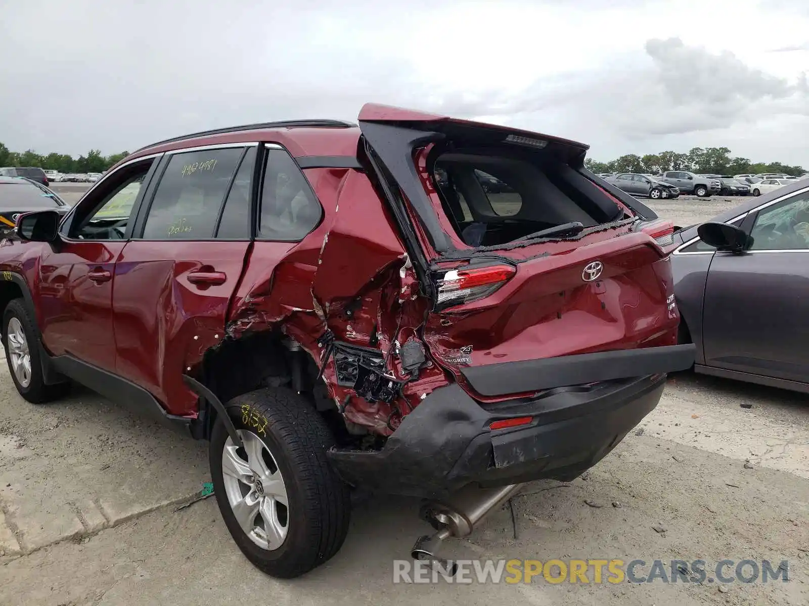 9 Photograph of a damaged car 2T3P1RFV5MW190706 TOYOTA RAV4 2021