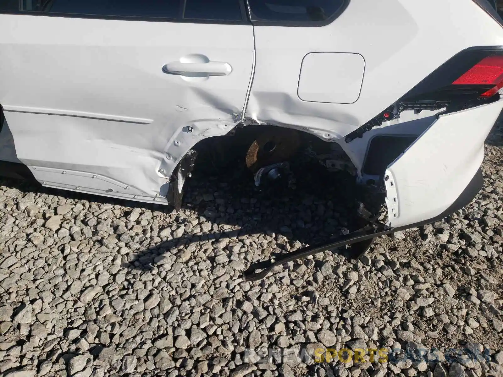 9 Photograph of a damaged car 2T3P1RFV6MW216343 TOYOTA RAV4 2021