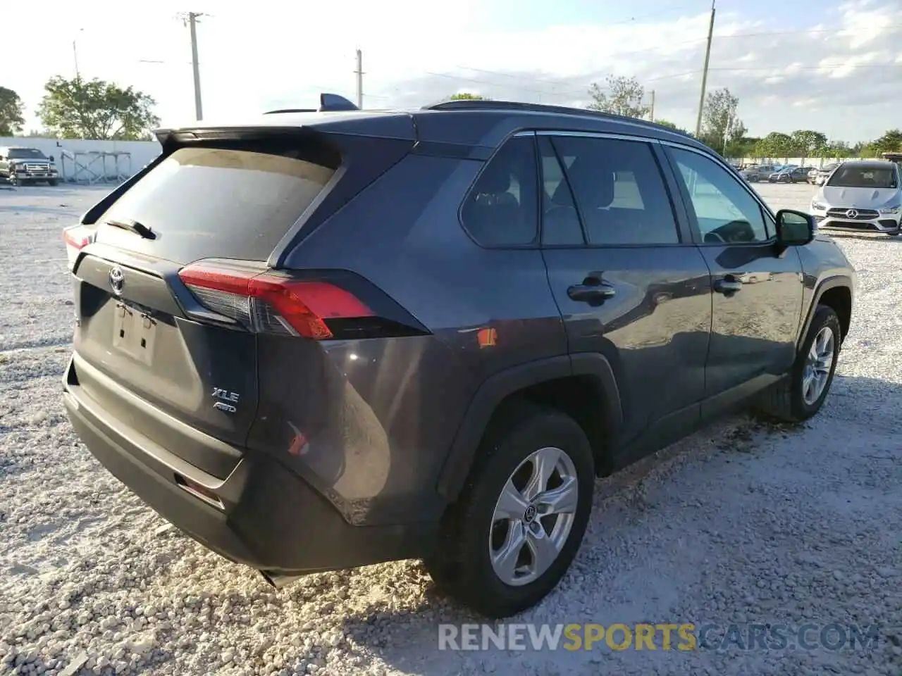 4 Photograph of a damaged car 2T3P1RFVXMW173447 TOYOTA RAV4 2021