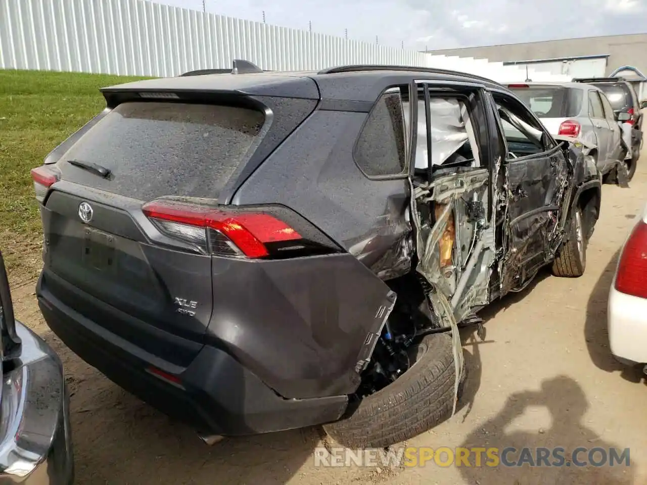 4 Photograph of a damaged car 2T3P1RFVXMW226552 TOYOTA RAV4 2021