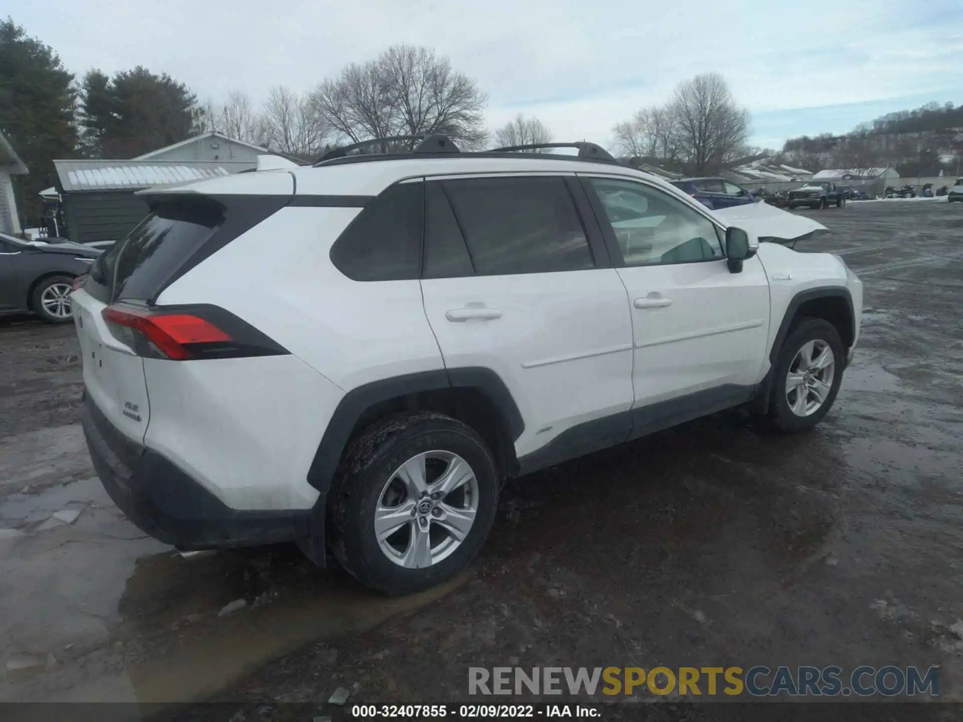 4 Photograph of a damaged car 2T3R6RFV0MW013846 TOYOTA RAV4 2021