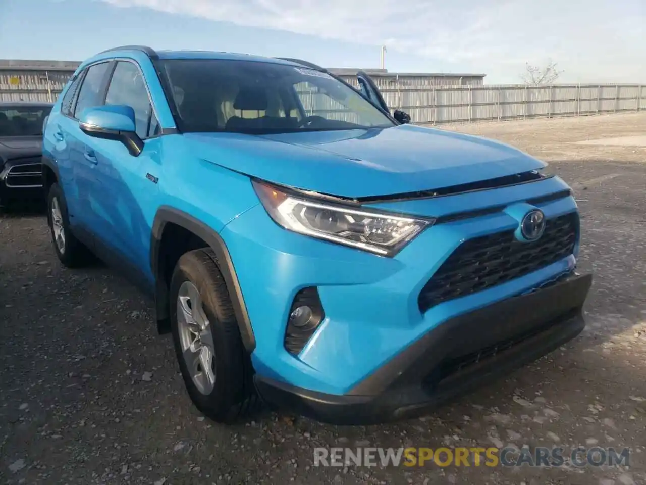 1 Photograph of a damaged car 2T3R6RFV5MW014622 TOYOTA RAV4 2021