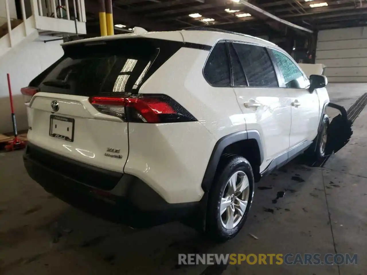 4 Photograph of a damaged car 2T3R6RFVXMW009612 TOYOTA RAV4 2021