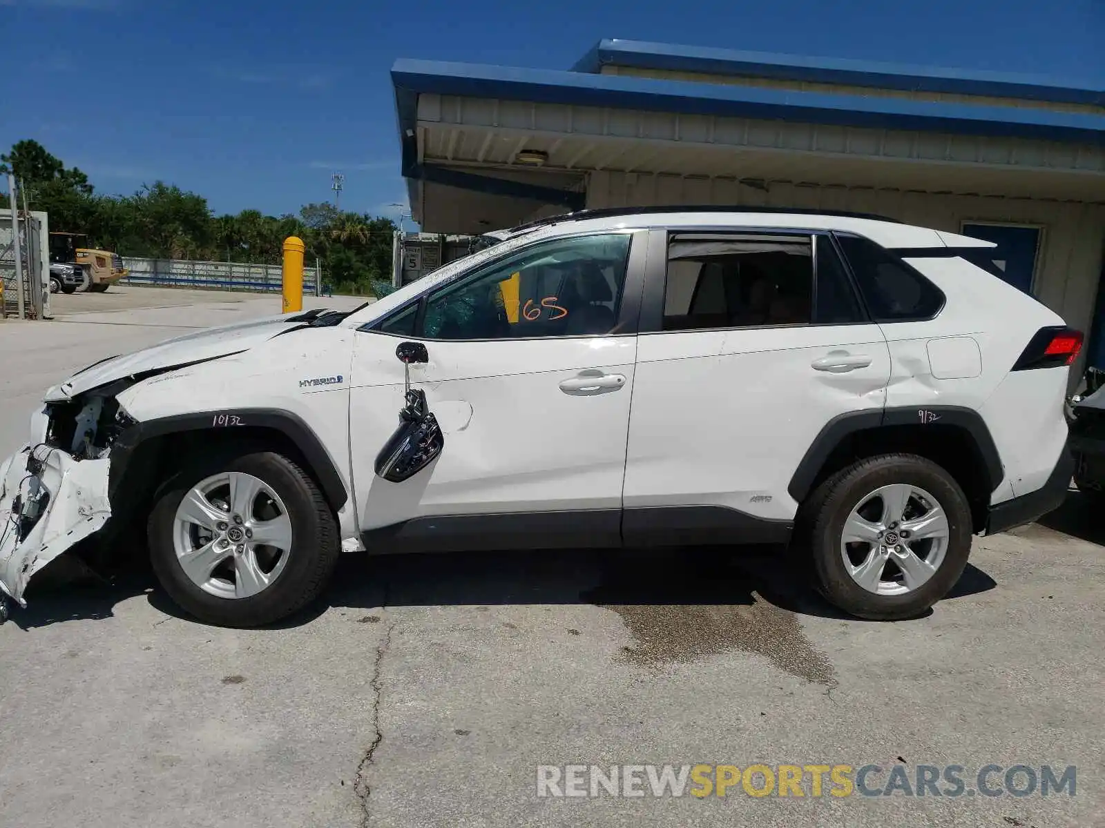 9 Photograph of a damaged car 2T3RWRFV0MW121187 TOYOTA RAV4 2021