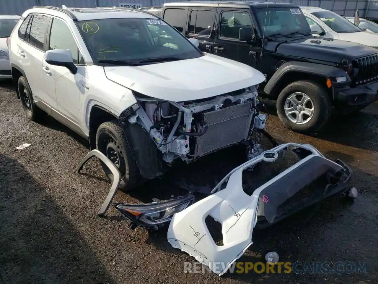 1 Photograph of a damaged car 2T3RWRFV1MW111882 TOYOTA RAV4 2021