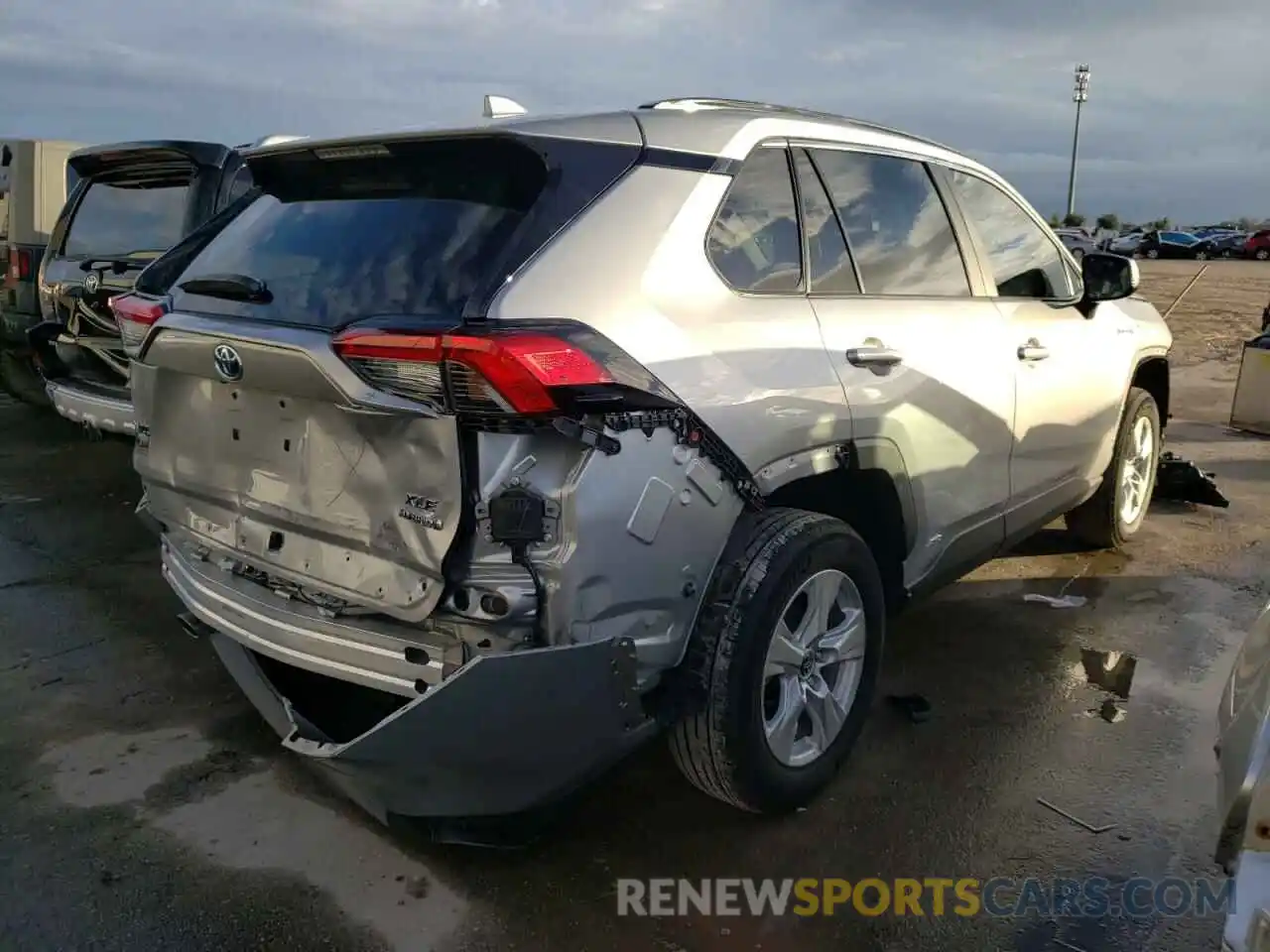 4 Photograph of a damaged car 2T3RWRFV1MW115494 TOYOTA RAV4 2021