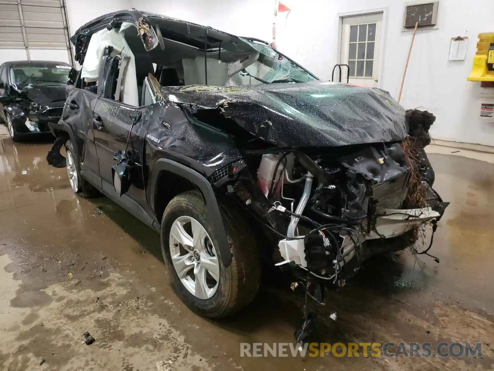 1 Photograph of a damaged car 2T3RWRFV1MW120842 TOYOTA RAV4 2021