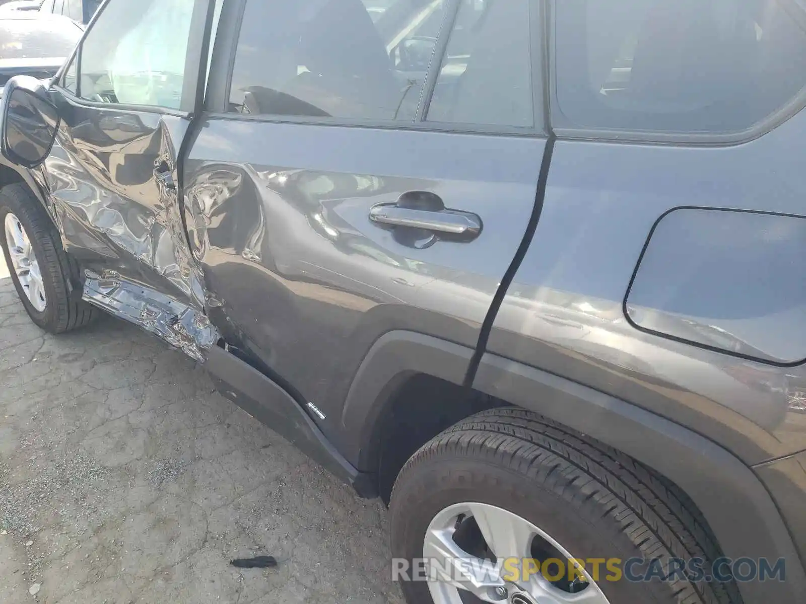 10 Photograph of a damaged car 2T3RWRFV8MW111958 TOYOTA RAV4 2021