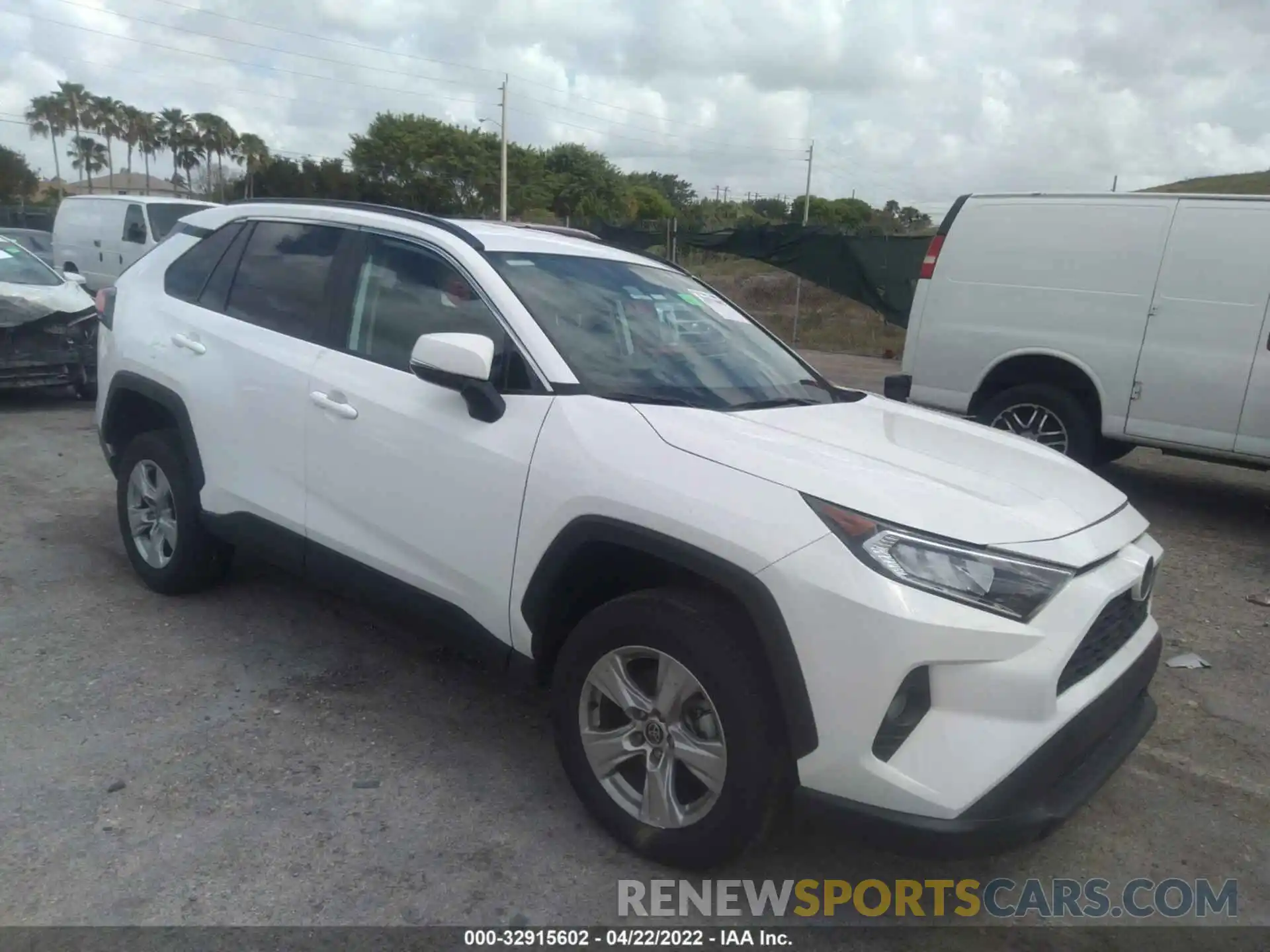 1 Photograph of a damaged car 2T3W1RFV0MC142205 TOYOTA RAV4 2021