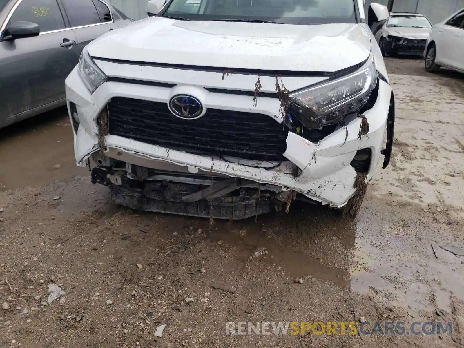 9 Photograph of a damaged car 2T3W1RFV0MW111020 TOYOTA RAV4 2021