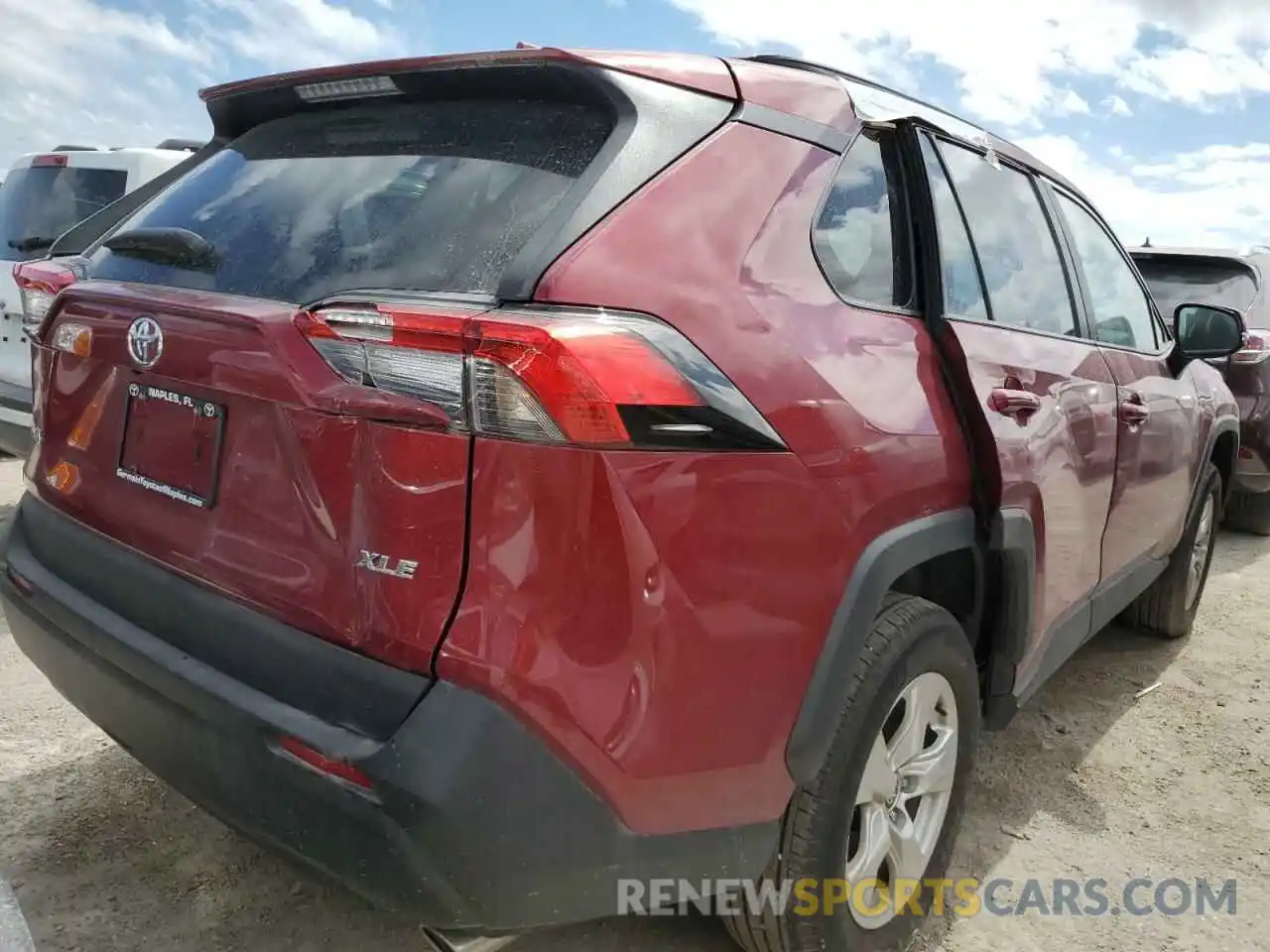 4 Photograph of a damaged car 2T3W1RFV2MW180095 TOYOTA RAV4 2021