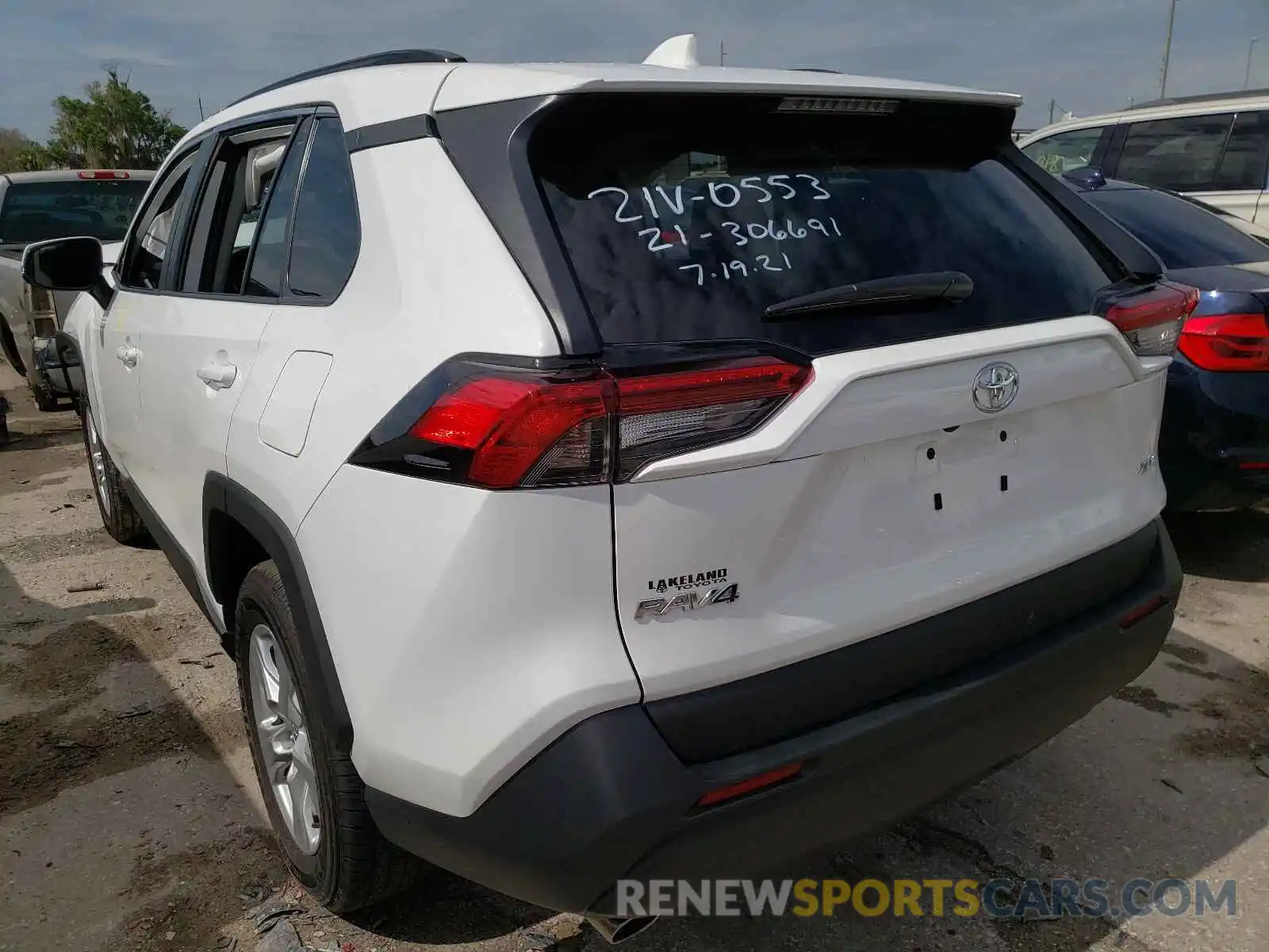 3 Photograph of a damaged car 2T3W1RFV4MW115815 TOYOTA RAV4 2021