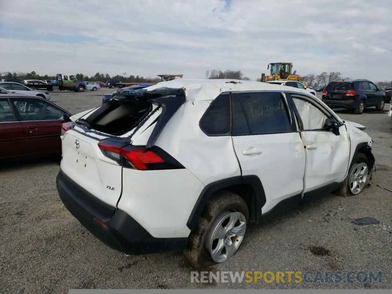 4 Photograph of a damaged car 2T3W1RFV4MW118794 TOYOTA RAV4 2021